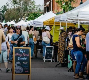 Farmers & Flea <br/> Market